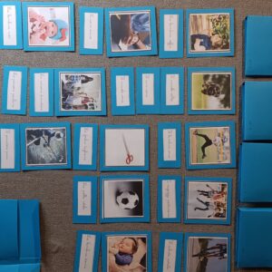 Materiale Montessori per il verbo: caccia all’azione